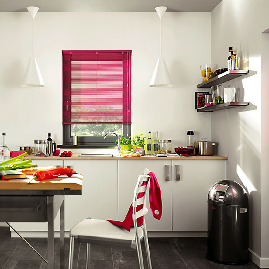 Jalousien mit Drehstab / Zugschnur in pink in der Küche
