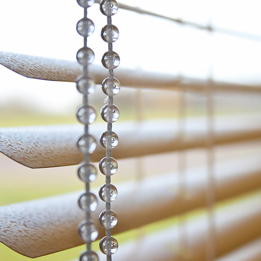 Detailansicht einer Jalousie mit Kettenzug