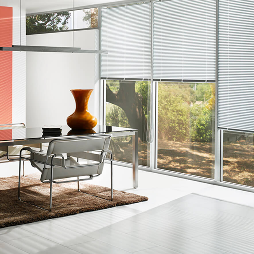 Weiße Jalousien mit Endloskette im Essbereich