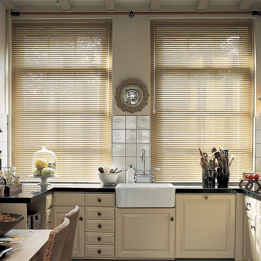 Jalousien nach Maß für die Küche in beige