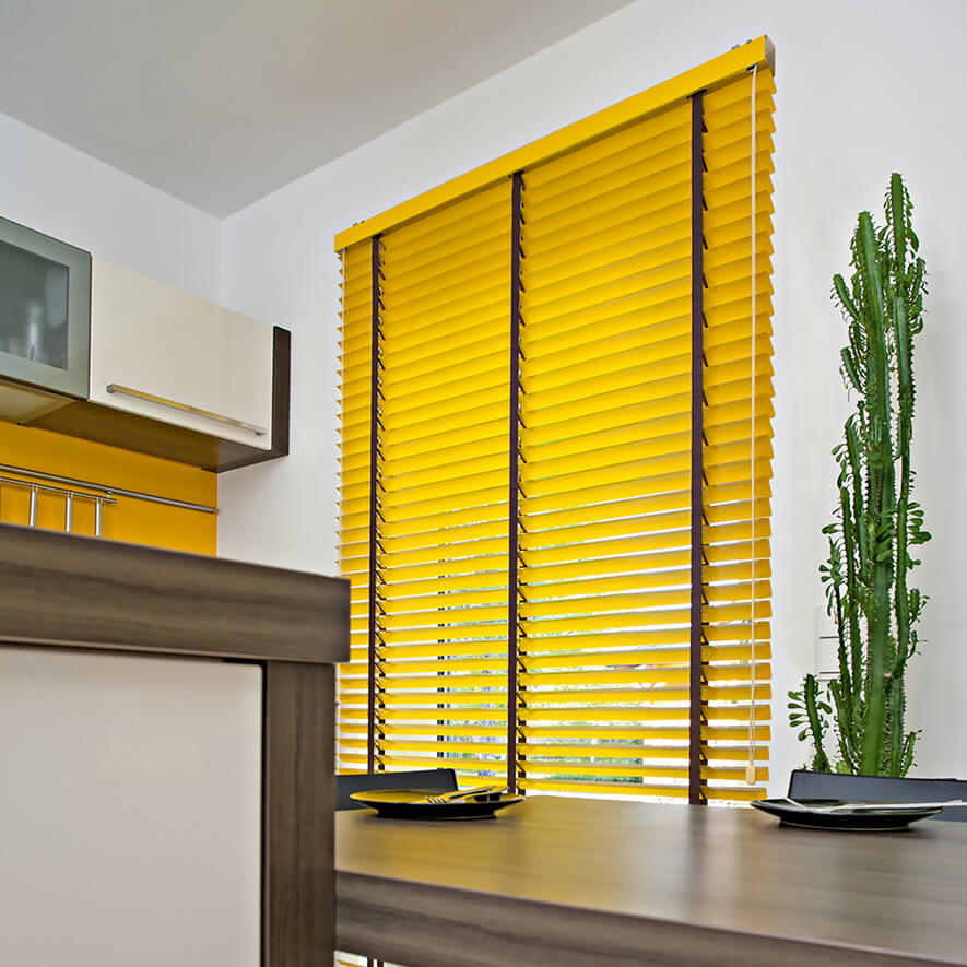 Gelbe Jalousien nach Maß mit schwarzem Leiterband