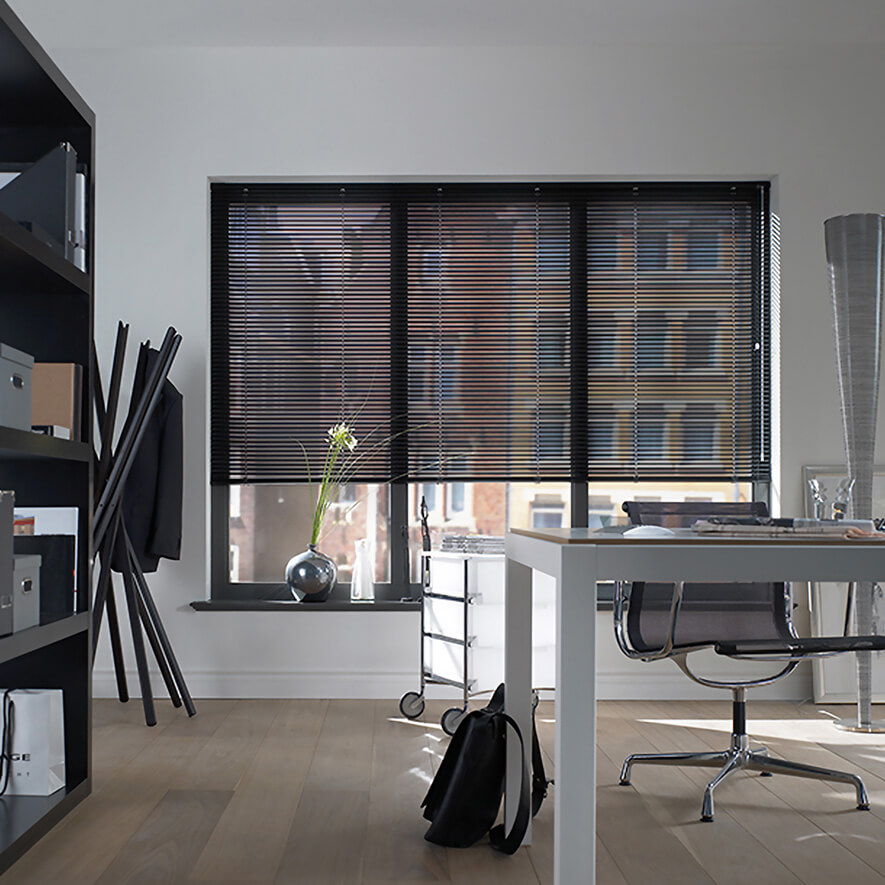 Jalousien nach Maß, Farbe schwarz im Büro