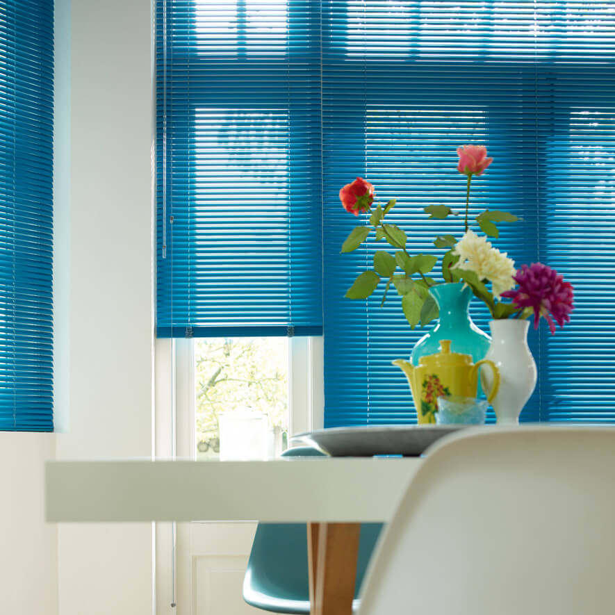 Jalousien nach Maß, Farbe türkis im Esszimmer