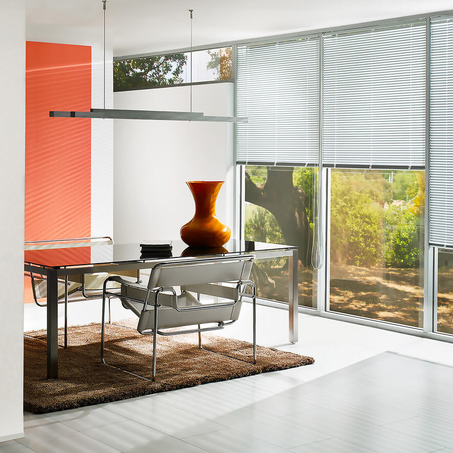 Weiße, klassische Jalousien nach Maß im Esszimmer