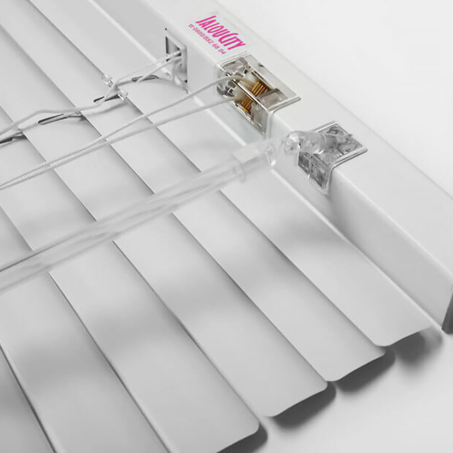 Standardjalousie Detailansicht Bedienung Drehstab / Zugschnur Standardjalousie Detailansicht Bedienung Drehstab / Zugschnur