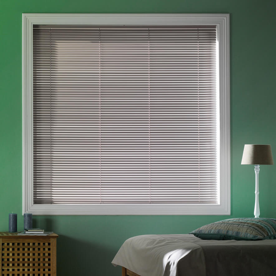 Weiße Standardjalousie im Schlafzimmer Weiße Standardjalousie im Schlafzimmer