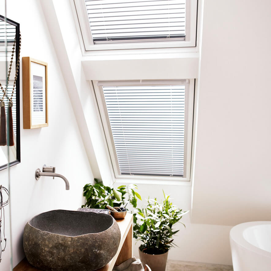 Toller Lichteinfall im Badezimmer mit funktionalen Dachfenster-Jalousien von VELUX® Toller Lichteinfall im Badezimmer mit funktionalen Dachfenster-Jalousien von VELUX®