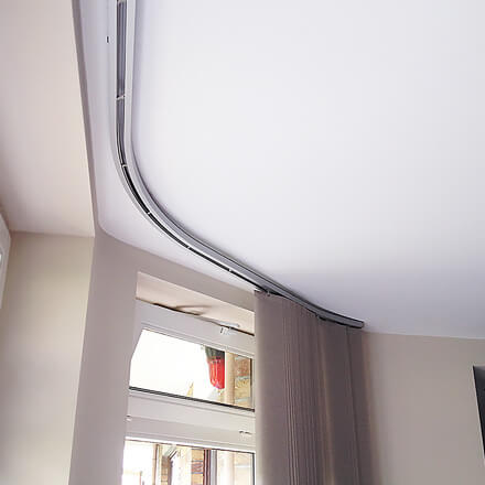 Lamellenvorhänge mit gebogener Deckenschiene