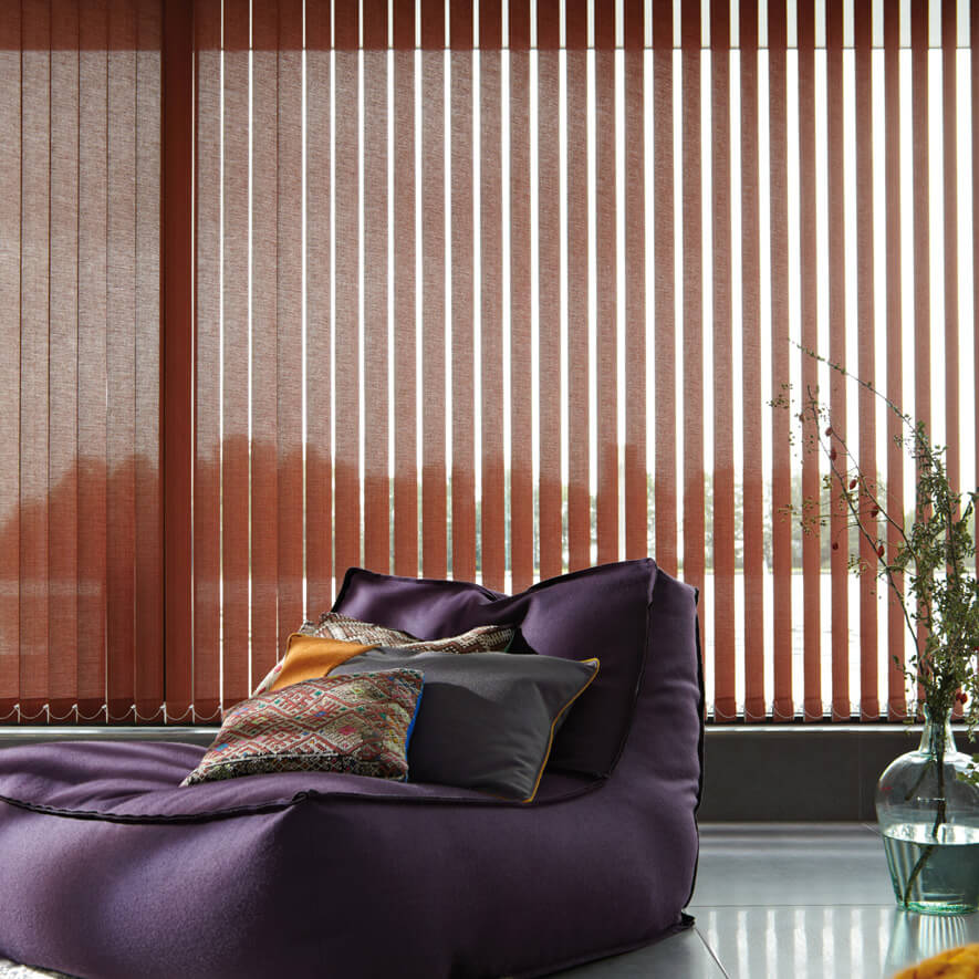 Rostroter Maß-Lamellenvorhang im loungigen Wohnzimmer Lamellenvorhang nach Maß für Wohnzimmer in Rostrot