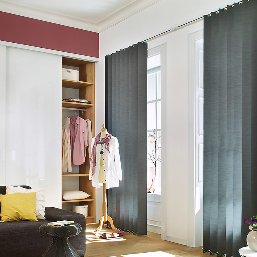 Hygge im Schlafzimmer mit einem Lamellenvorhang nach Maß in grau Grauer Lamellenvorhang nach Maß im Schlafzimmer