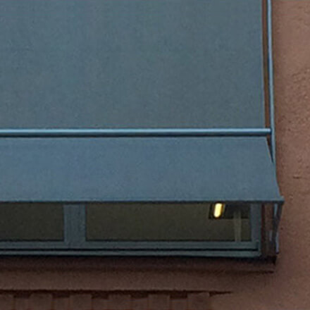 Markisolette – die Senkrechtmarkise mit Fallarm Fenstermarkise Arco / Canto M (Markisolette) - Senkrechtmarkise mit Fallarm