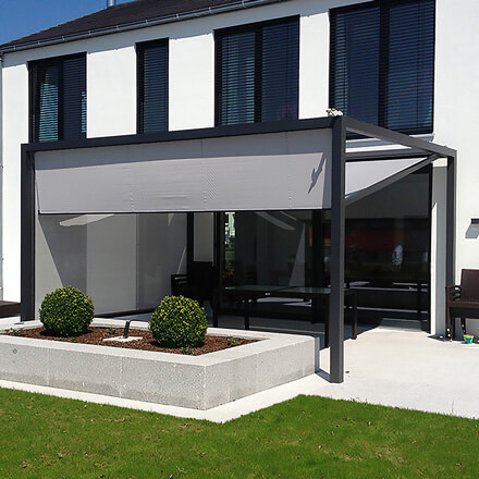 Freistehende Markise: Q.bus, geschlossen mit Seitenmarkise