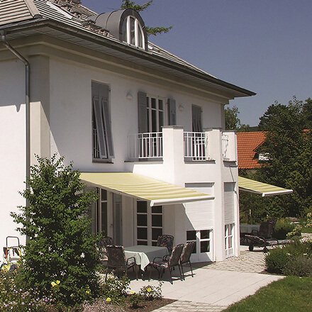 Haus mit zwei COMO Kassettenmarkisen Kassettenmarkise COMO Hausansicht