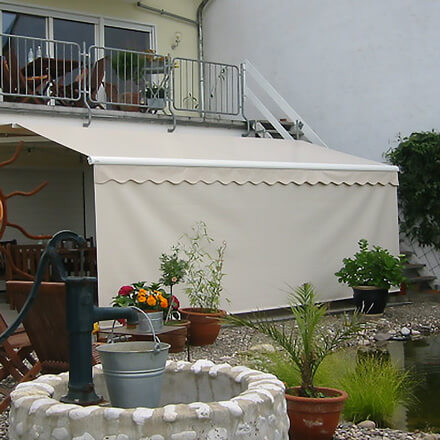 SUNRAIN mit gleichfarbigen und blickdichten Vario-Volant SUNRAIN Vario-Volant blickdicht