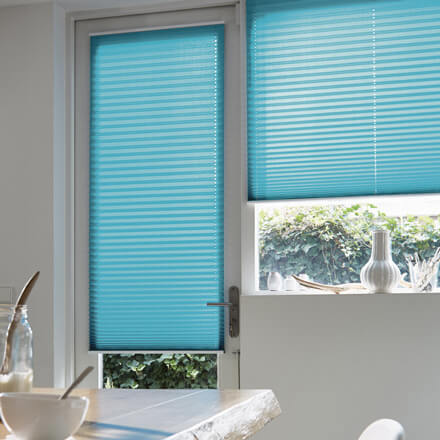 Plissees VS1 fest verspannt in Blau im Esszimmer