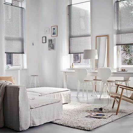 Plissees VS2 fest verspannt in Grau im Wohnzimmer