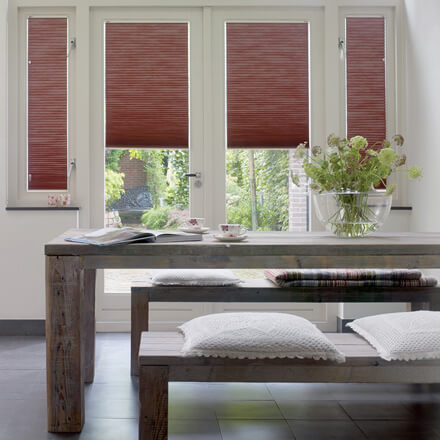 Plissees freihängend mit Schnurzug im Esszimmer in Rot