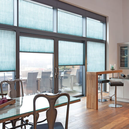 Plissees freihängend mit Schnurzug für die Küche in Blau