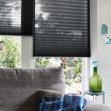 Plissees freihängend mit Schnurzug im Wohnzimmer in Schwarz