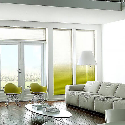 Plissees in Geschäftsräumen: Verlauf von Weiß nach Grün