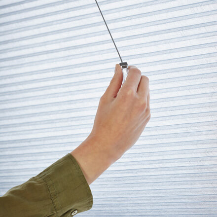 Bedienung des Plissees mit dem SmartCord Zugsystem