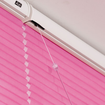 Plissees mit Smartcord im Kinderzimmer Detailansicht Oberschiene Plissees mit Smartcord im Kinderzimmer Detailansicht Oberschiene