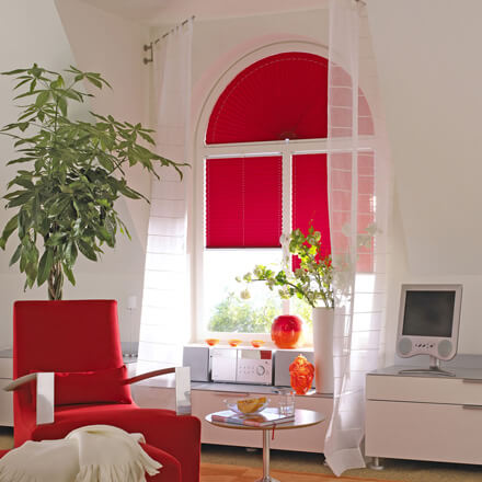 Halbrundes Plissee in rot als Fächer