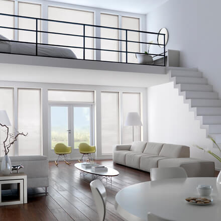 Wohnung mit Loft-Chasrakter und weißen Sonnenschutz-Plissees