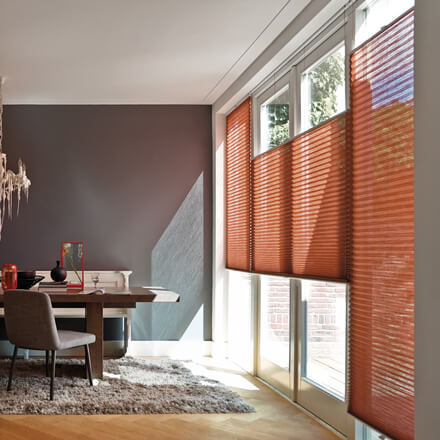 Plissees mit zwei Zugschnüren in Rostrot im Wohnzimmer