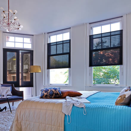 Schwarze Plissees mit Doppelschnurbedienung im Schlafzimmer