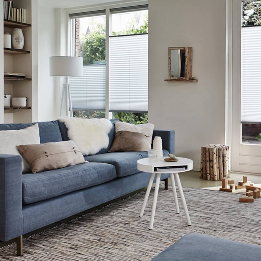 Weißes Plisseerollo im Wohnzimmer