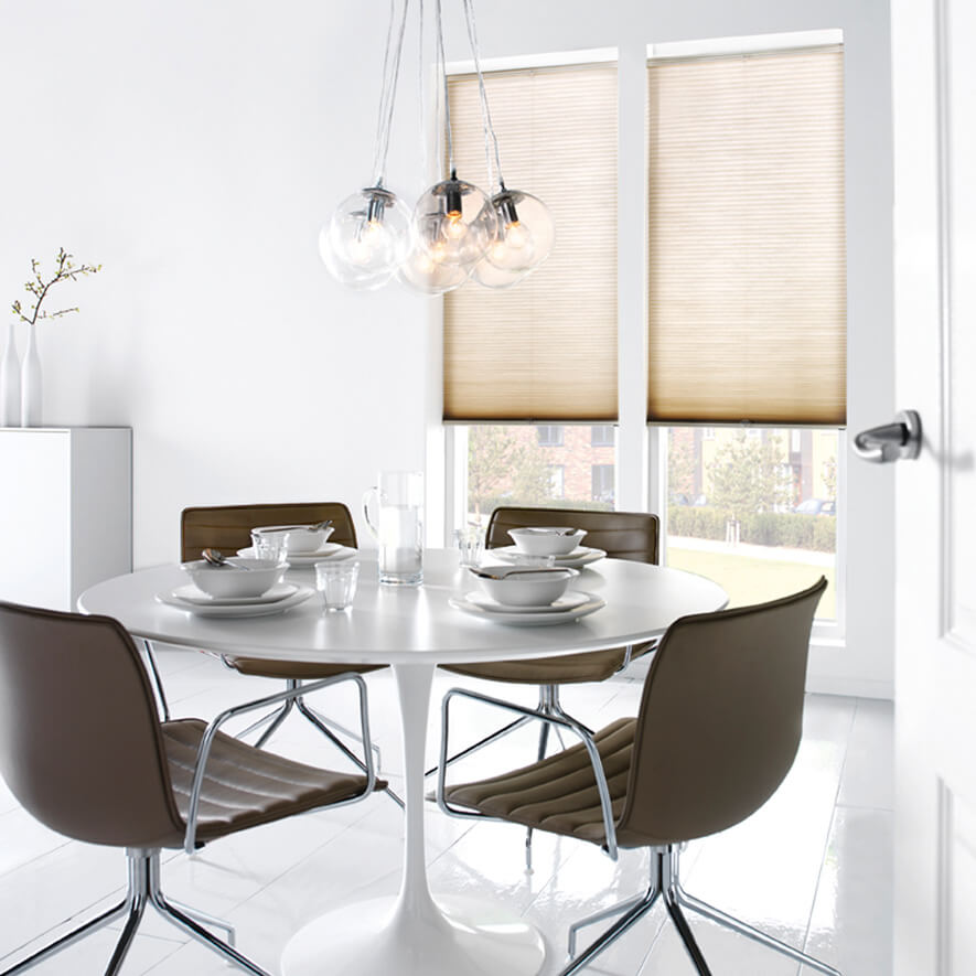 Beige Plissees blickdicht im Essbereich