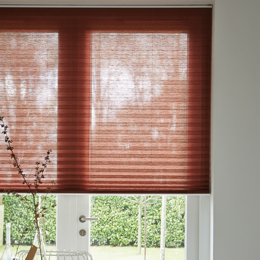 Plissees VS1 fest verspannt in Rostrot im Esszimmer