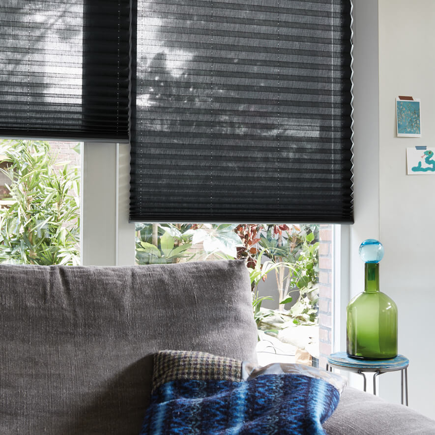 Plissees freihängend mit Schnurzug im Wohnzimmer in Schwarz