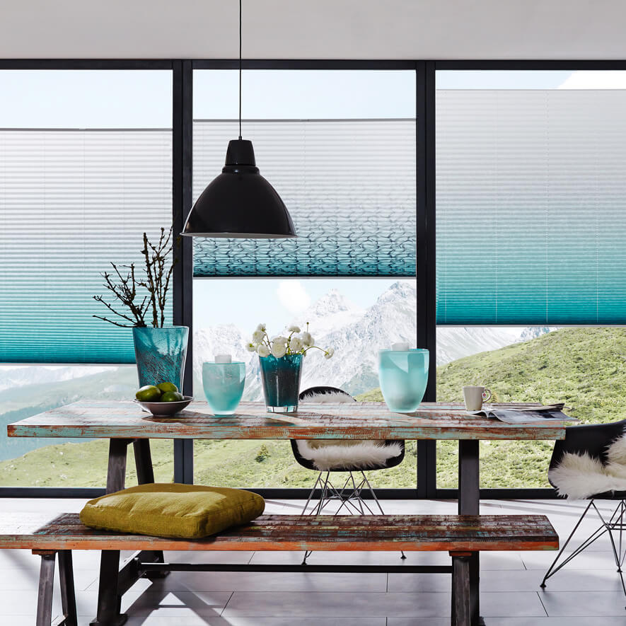 Optisches Highlight: Plissee im Ombré-Stil im Esszimmer