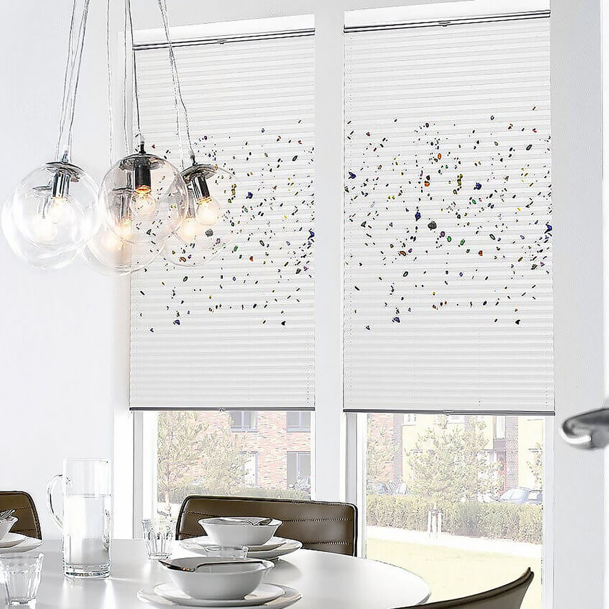 Stylische Plissees in Weiß mit großem Einzelmotiv