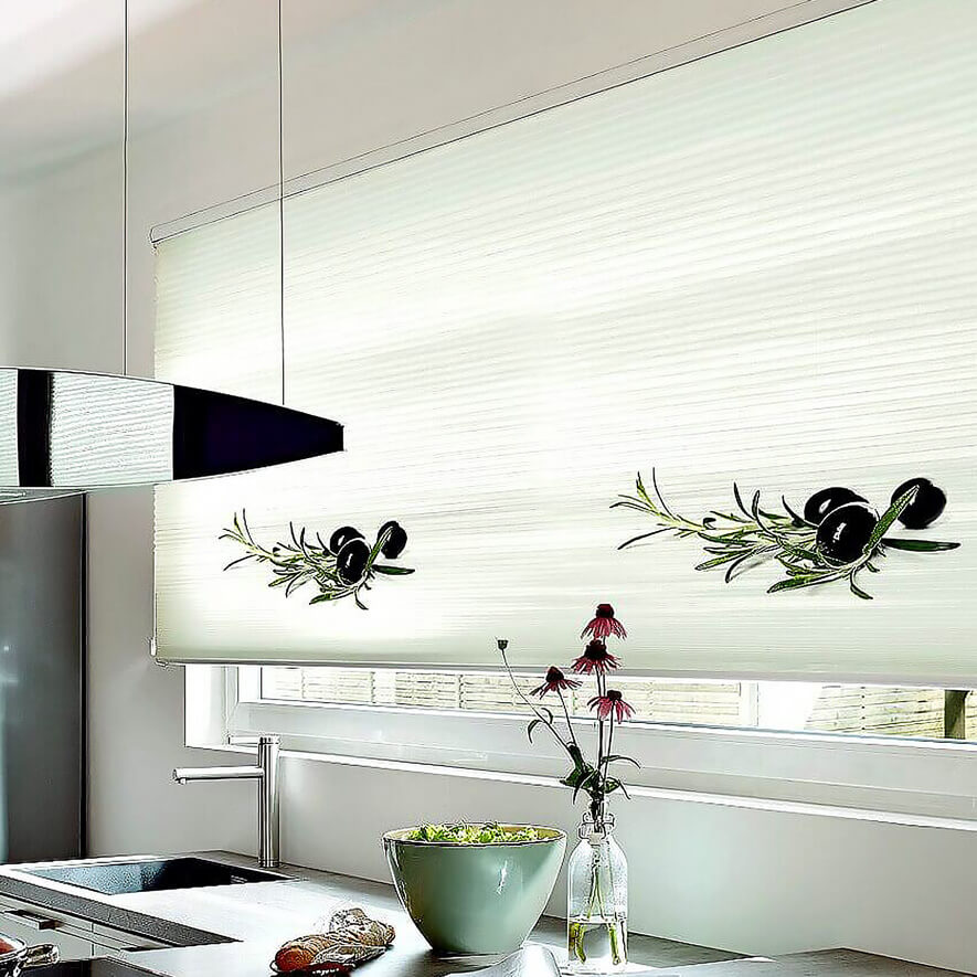 Plissees mit großem Einzelmotiv &bdquo;Oliven&ldquo; in der Küche