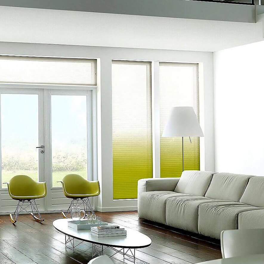 Plissees in Geschäftsräumen: Verlauf von Weiß nach Grün