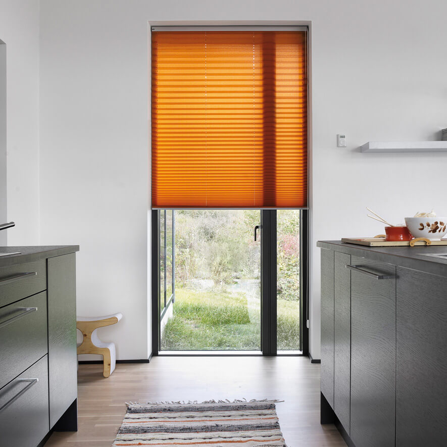 Oranges Plissee mit Kettenzug in der Küche Oranges Plissee mit Kettenzug in der Küche