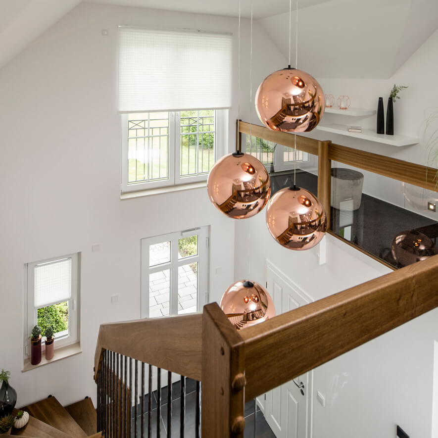 Weiße Plissees mit Kettenzug im Wohnbereich Weiße Plissees mit Kettenzug im Wohnbereich