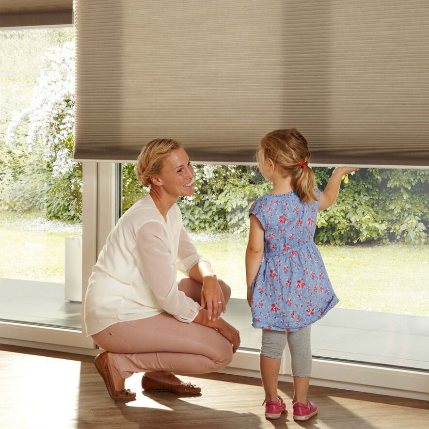 Plissee mit Literise im Wohnzimmer: kindersicher am wichtigsten Ort Plissee mit Literise im Wohnzimmer