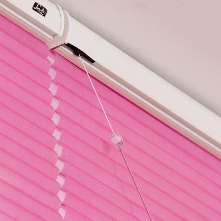 Plissees mit Smartcord im Kinderzimmer Detailansicht Oberschiene Plissees mit Smartcord im Kinderzimmer Detailansicht Oberschiene