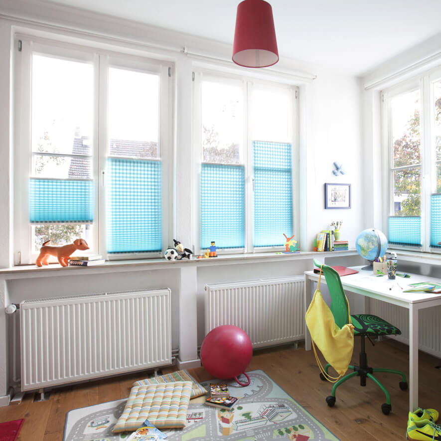 Praktisch für Mietwohnungen: Blaue Plissees mit Klemmhaltern im Kinderzimmer befestigen Blaue Plissees mit Klemmhaltern im Kinderzimmer