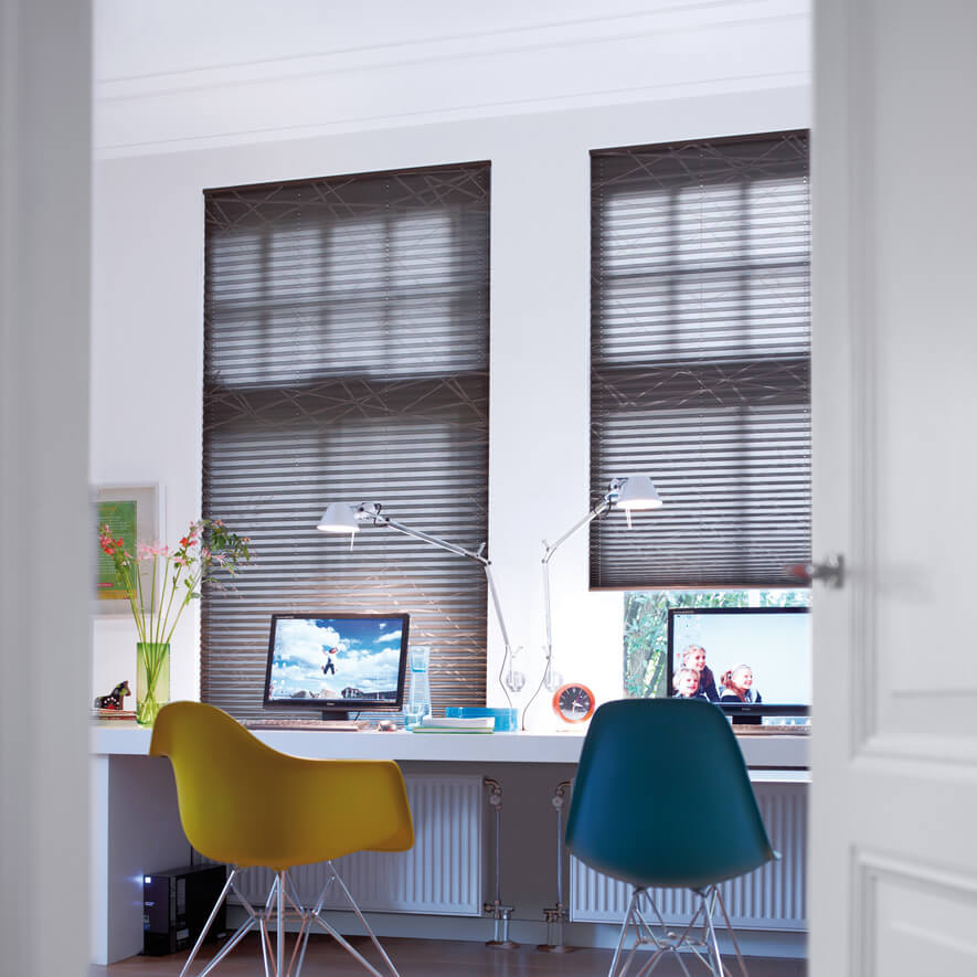 Sonnenschutz am Arbeitsplatz mit grauen Sonnenschutz-Plissees