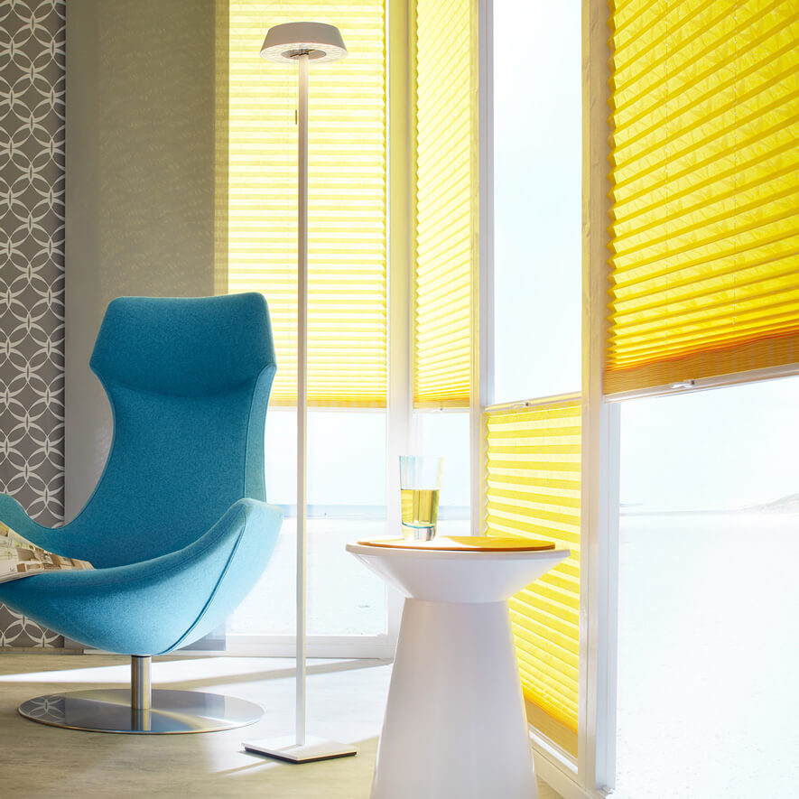 Gelbe Sonnenschutz-Plissees fürs Gästezimmer