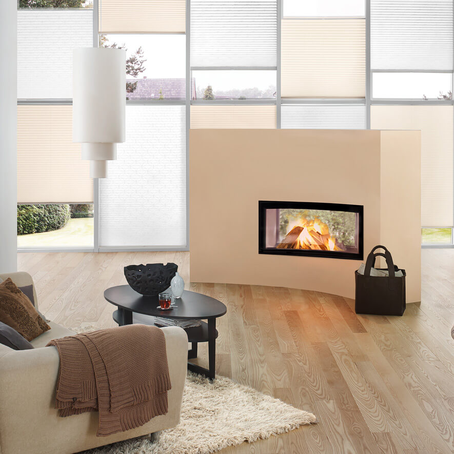 Sonnenschutz-Plissees in Beige und Weiß im Wohnzimmer