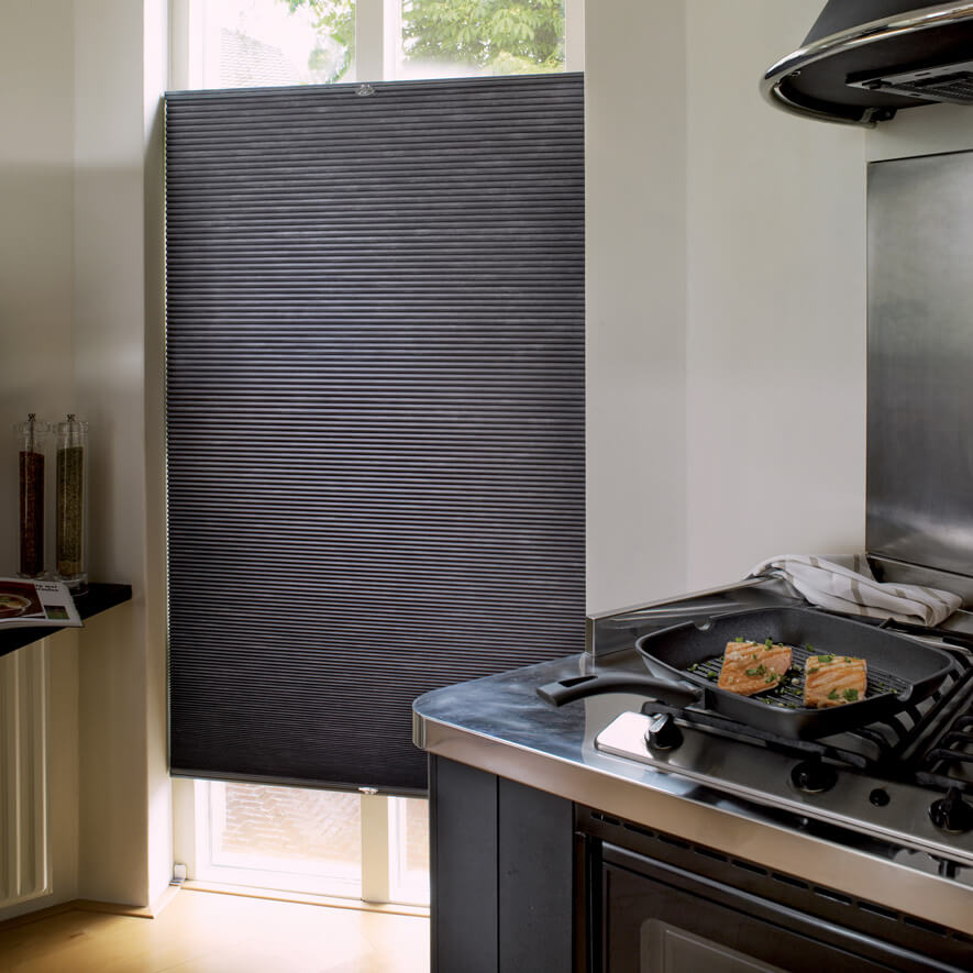 Verdunkelungsplissees in Schwarz in der Küche