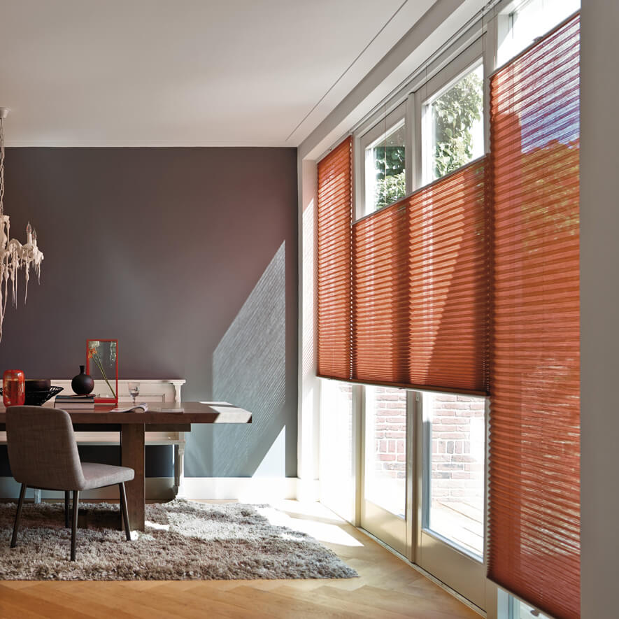 Plissees mit zwei Zugschnüren in Rostrot im Wohnzimmer