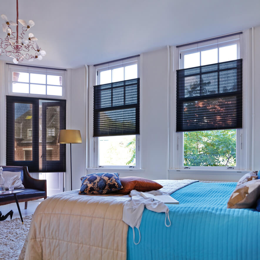 Schwarze Plissees mit Doppelschnurbedienung im Schlafzimmer