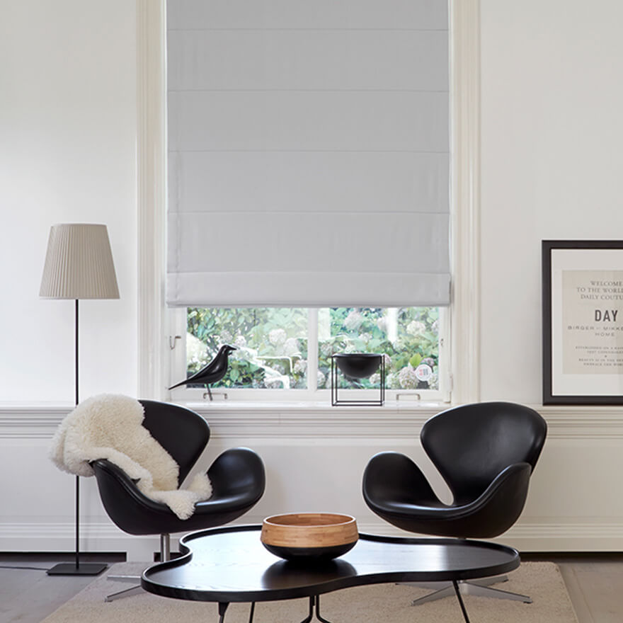 Klarer Look – Wohnzimmer mit abdunkelndem Raffrollo in hellgrau Raffrollo abdunkelnd, Wohnzimmer